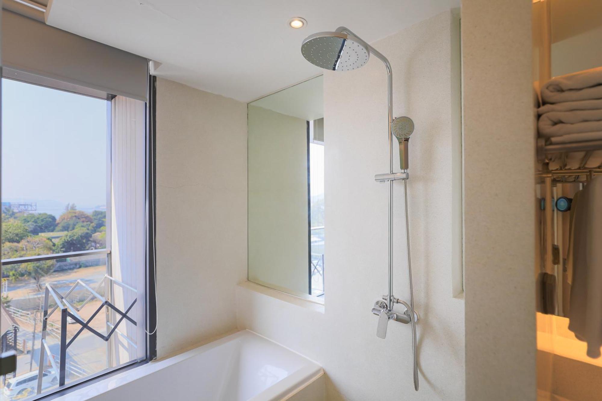Balcony Seaside Sriracha Hotel & Serviced Apartments Si Racha Exterior foto