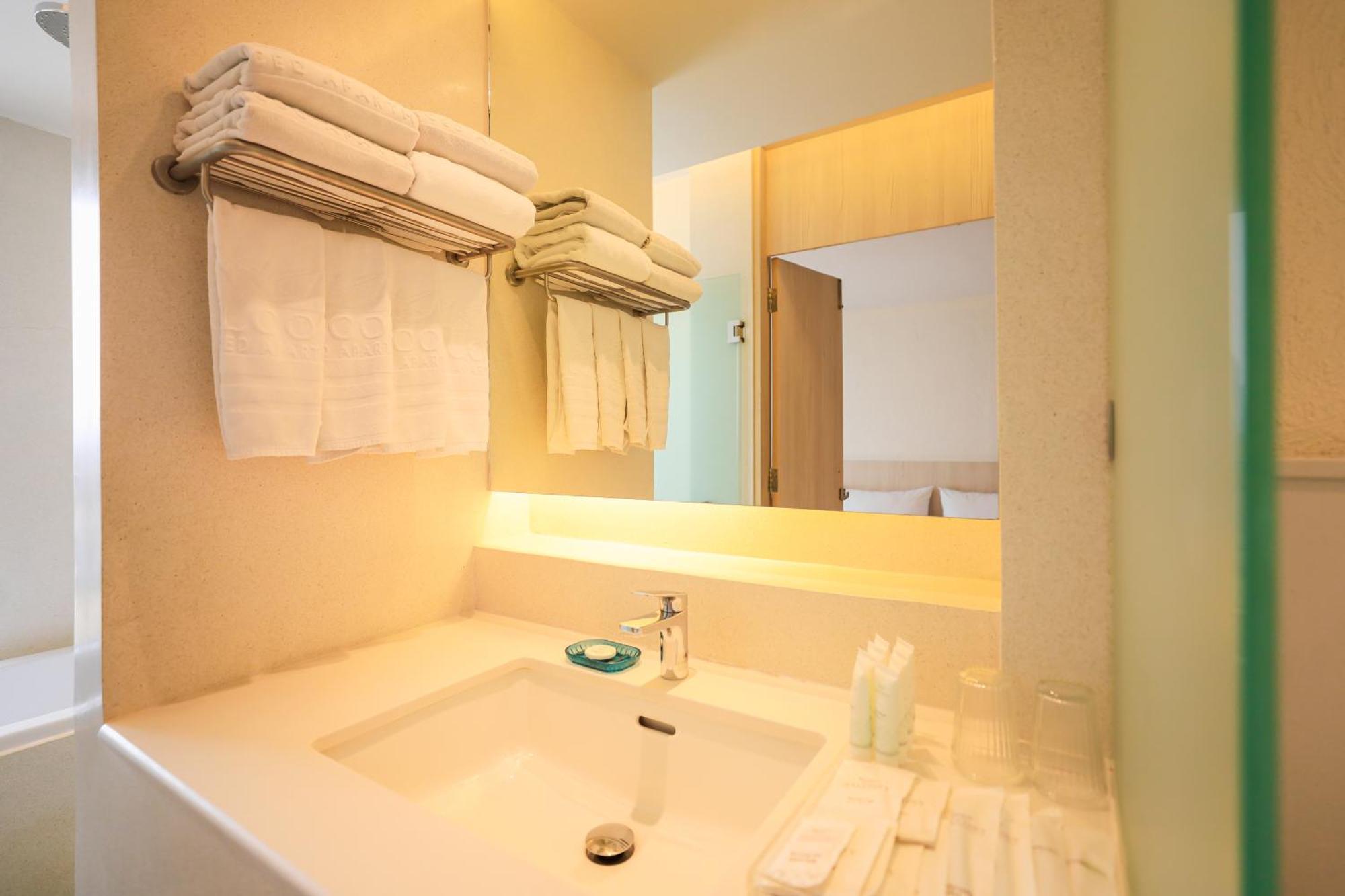 Balcony Seaside Sriracha Hotel & Serviced Apartments Si Racha Exterior foto